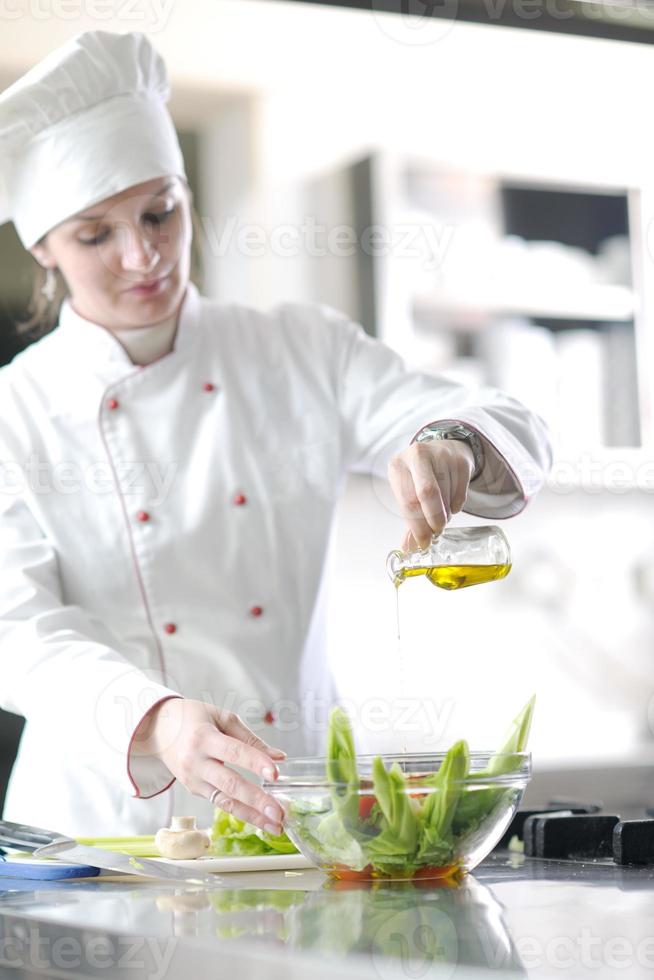 chef preparando a refeição foto