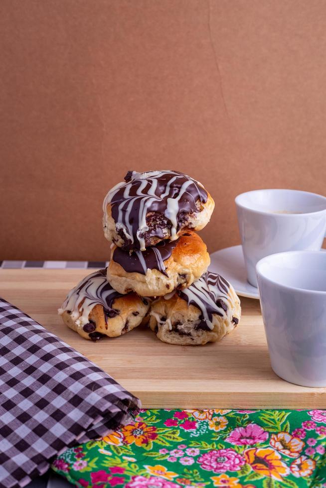 xícara de café com pão brioche foto