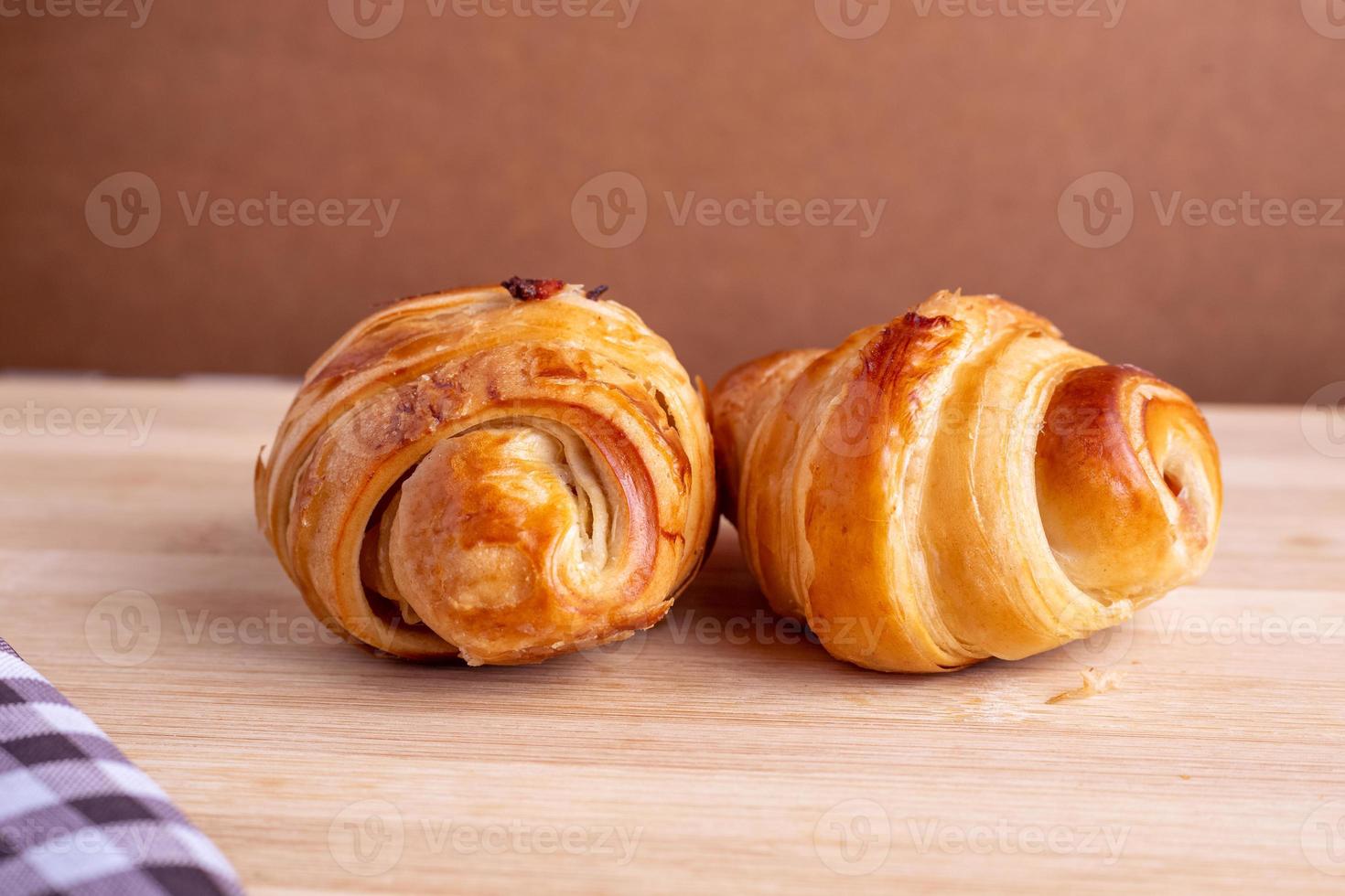 croissant na mesa foto