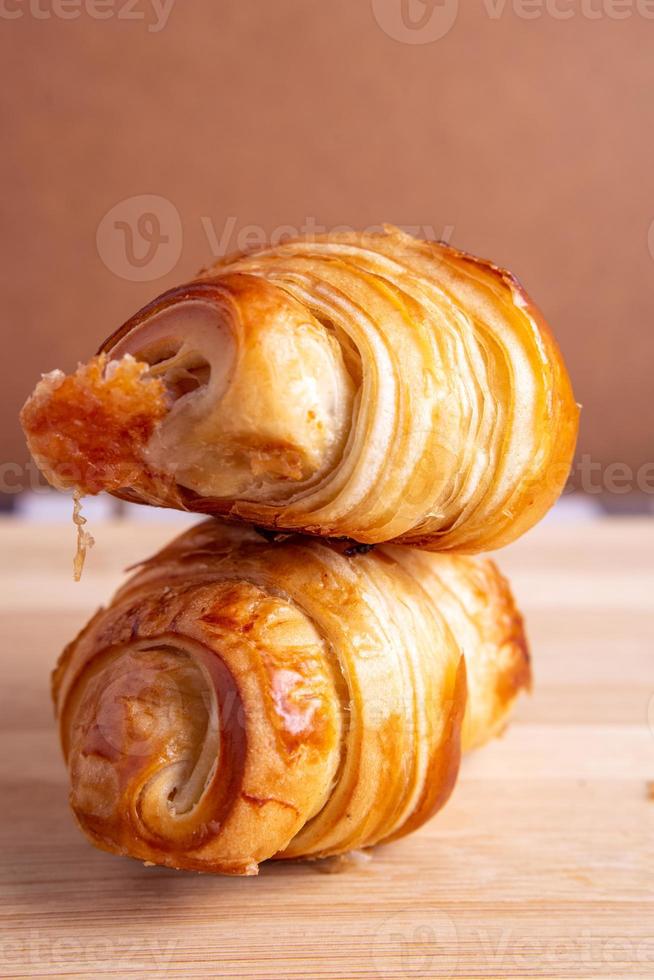 croissant na mesa foto