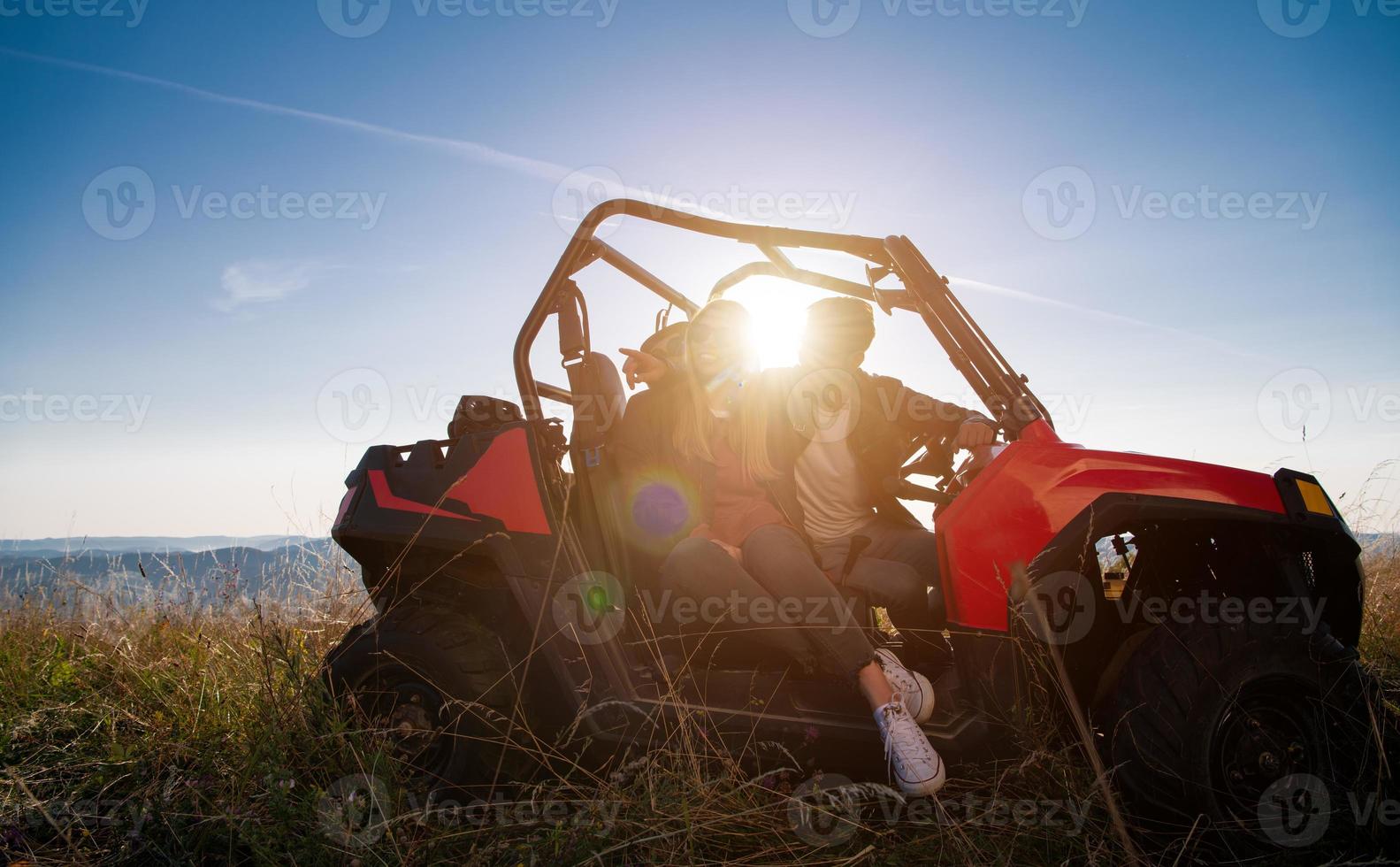 jovem casal dirigindo um carro de buggy off road foto