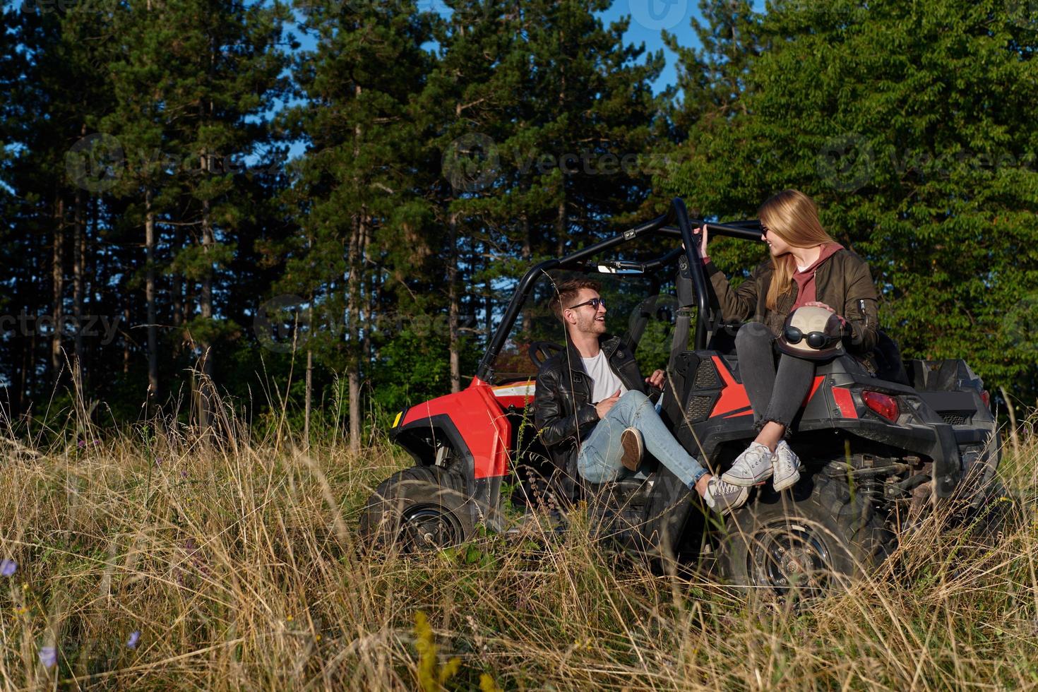 casal aproveitando o lindo dia de sol enquanto dirigia um buggy off road foto