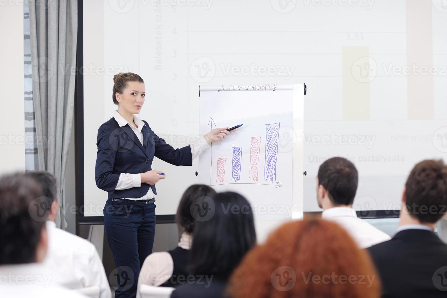 mulher de negócios, dando a apresentação foto