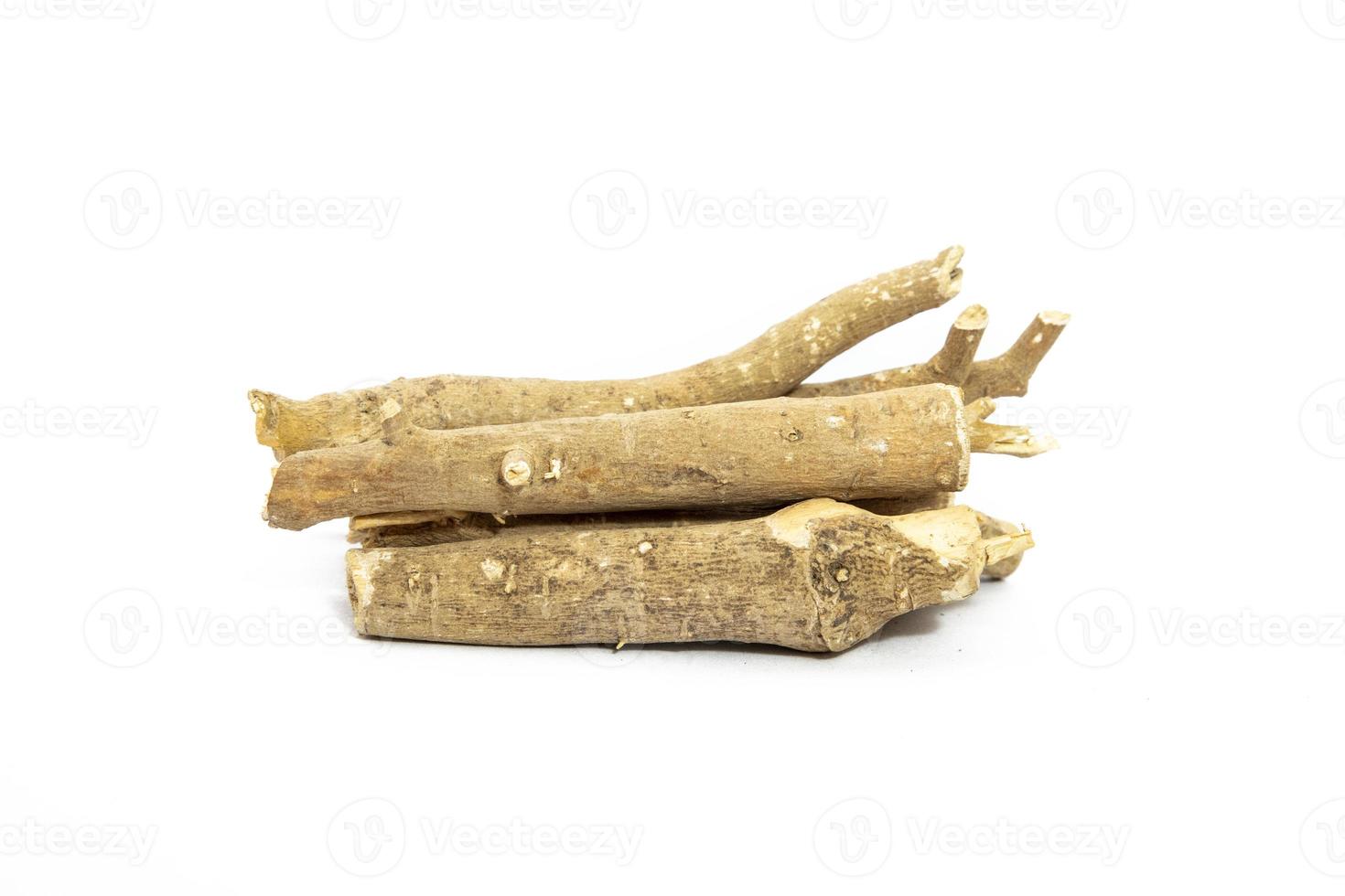 ashwagandha ou aswaganda ou ginseng indiano é um medicamento ayurveda isolado no fundo branco foto