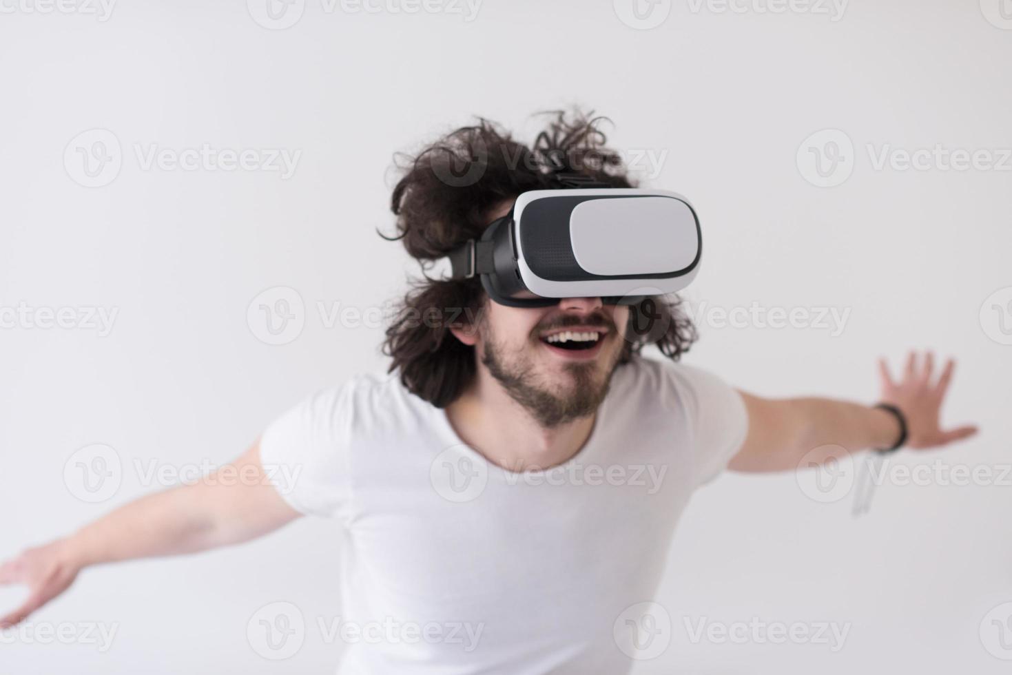 homem usando fone de ouvido de realidade virtual foto