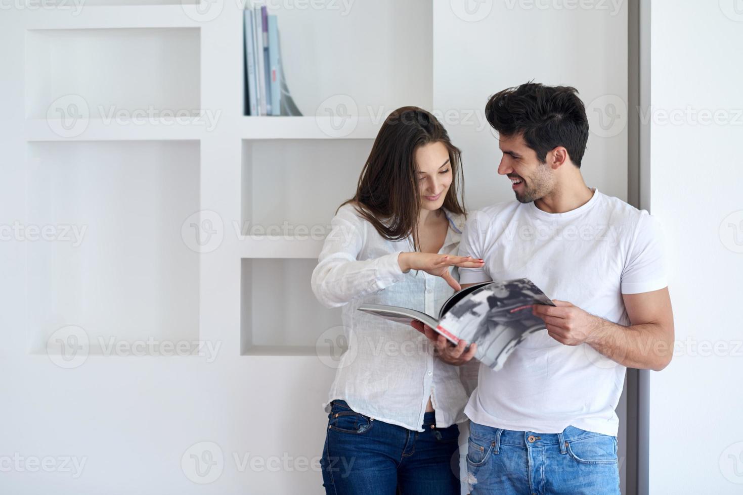 relaxado jovem casal em casa escada foto