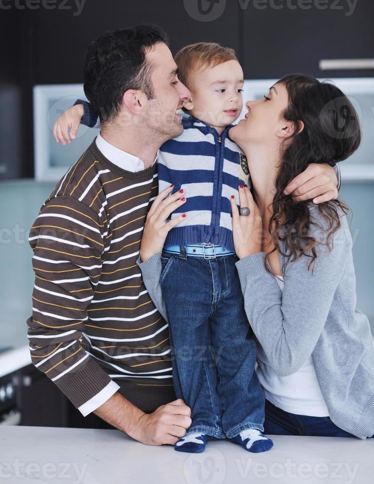 feliz jovem família se diverte em casa foto