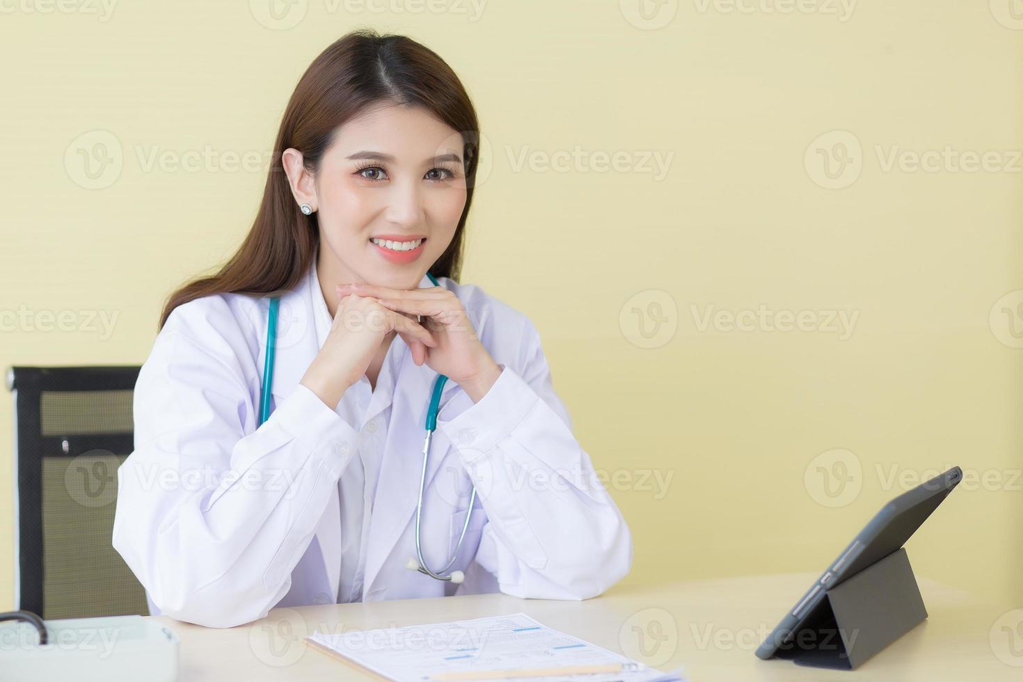 lindo médico asiático sentado esperando para verificar a doença. foto