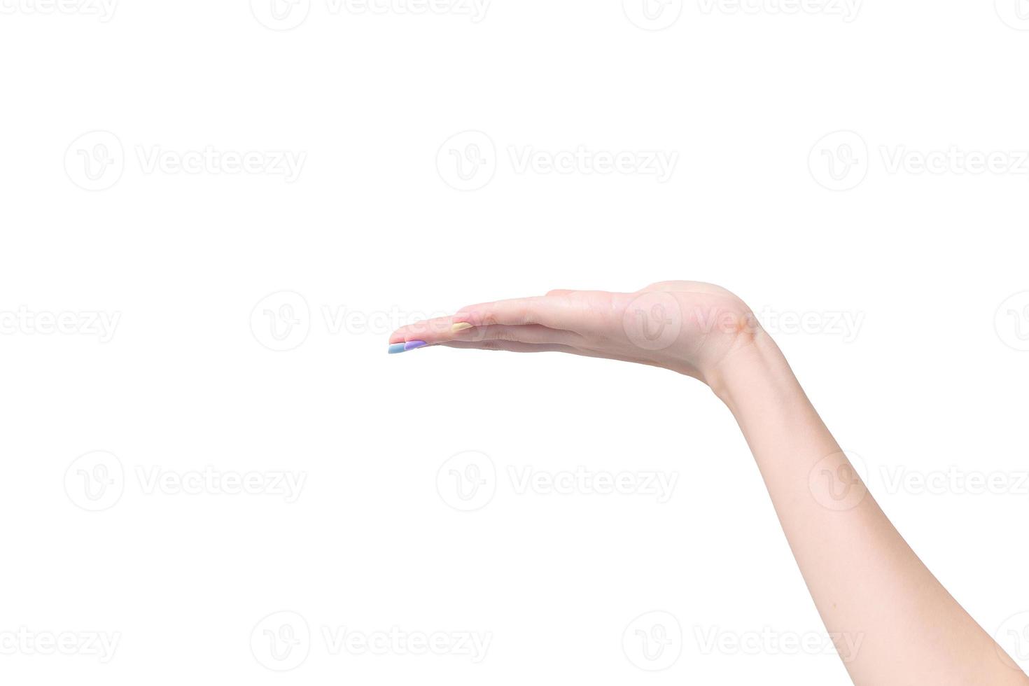 a mão da mulher bonita simboliza uma mão para apresentar algo no conceito de cuidados com a pele e manicure. foto