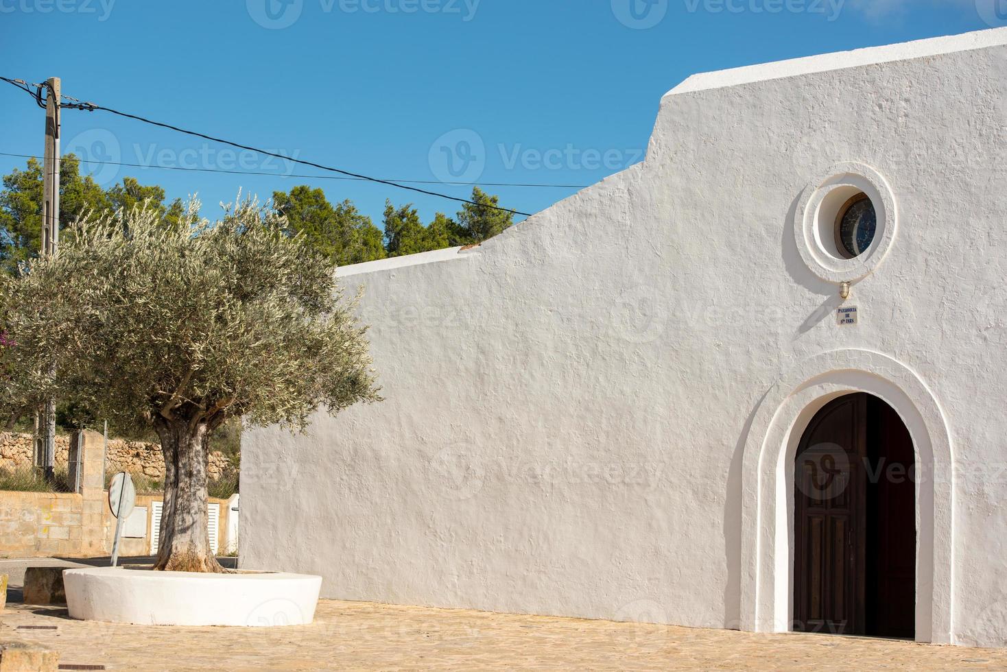 antiga igreja branca de santa anges de la corona, ibiza, espanha. foto