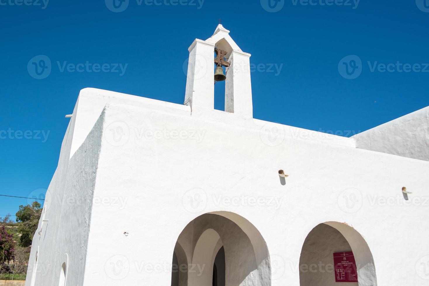 antiga igreja branca de santa anges de la corona, ibiza, espanha. foto