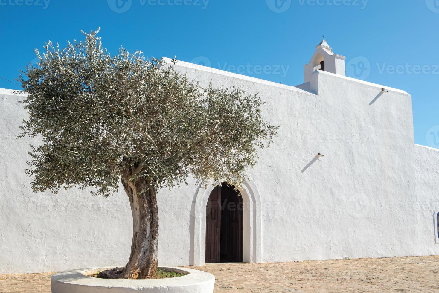 antiga igreja branca de santa anges de la corona, ibiza, espanha. foto