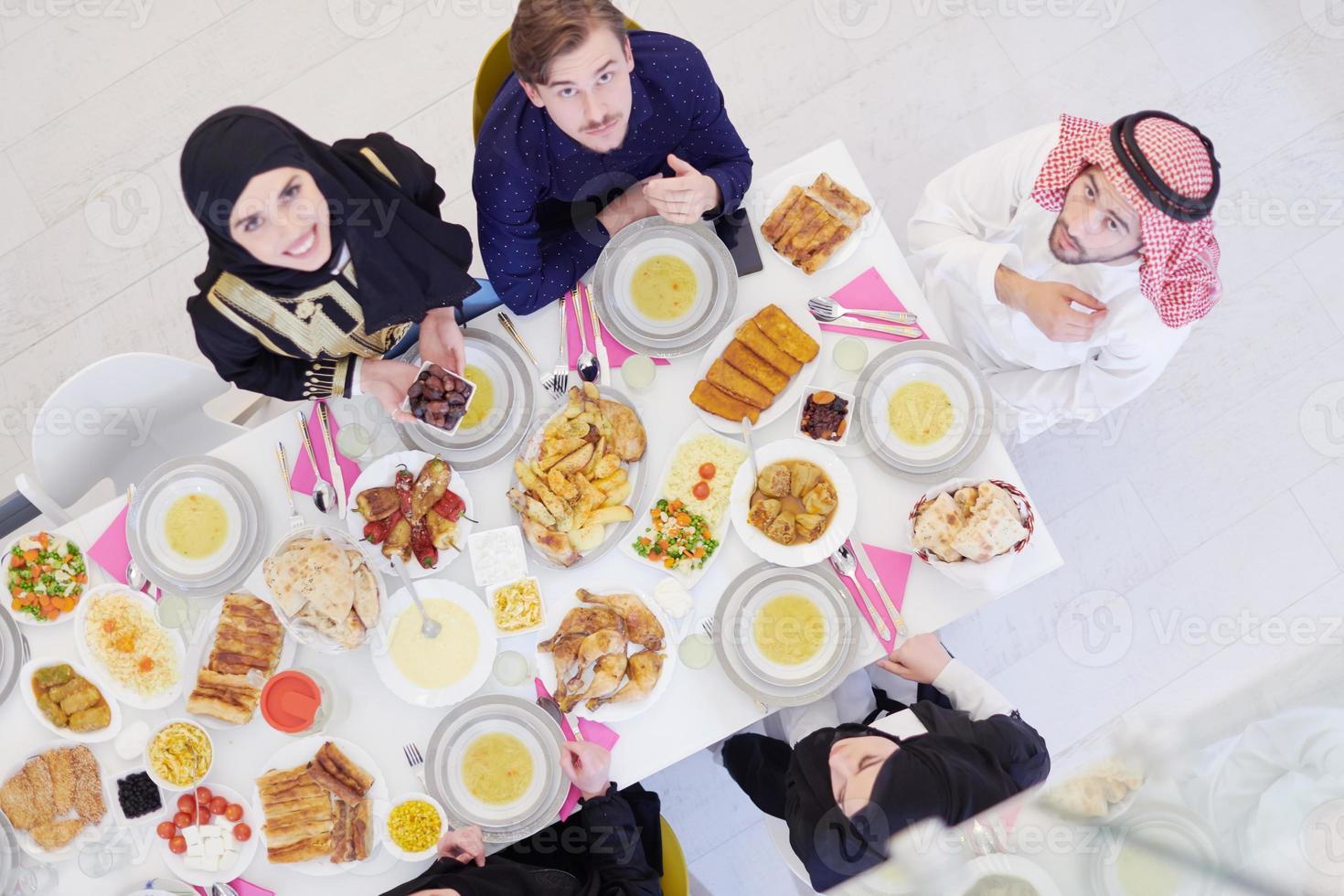 família muçulmana tendo uma festa do ramadã foto