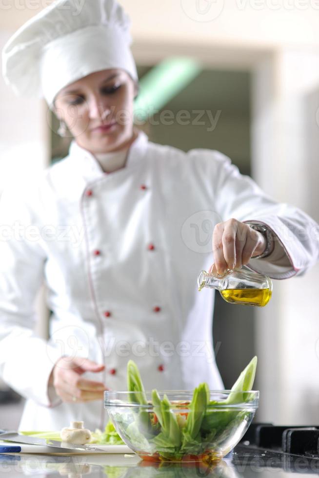 chef preparando a refeição foto