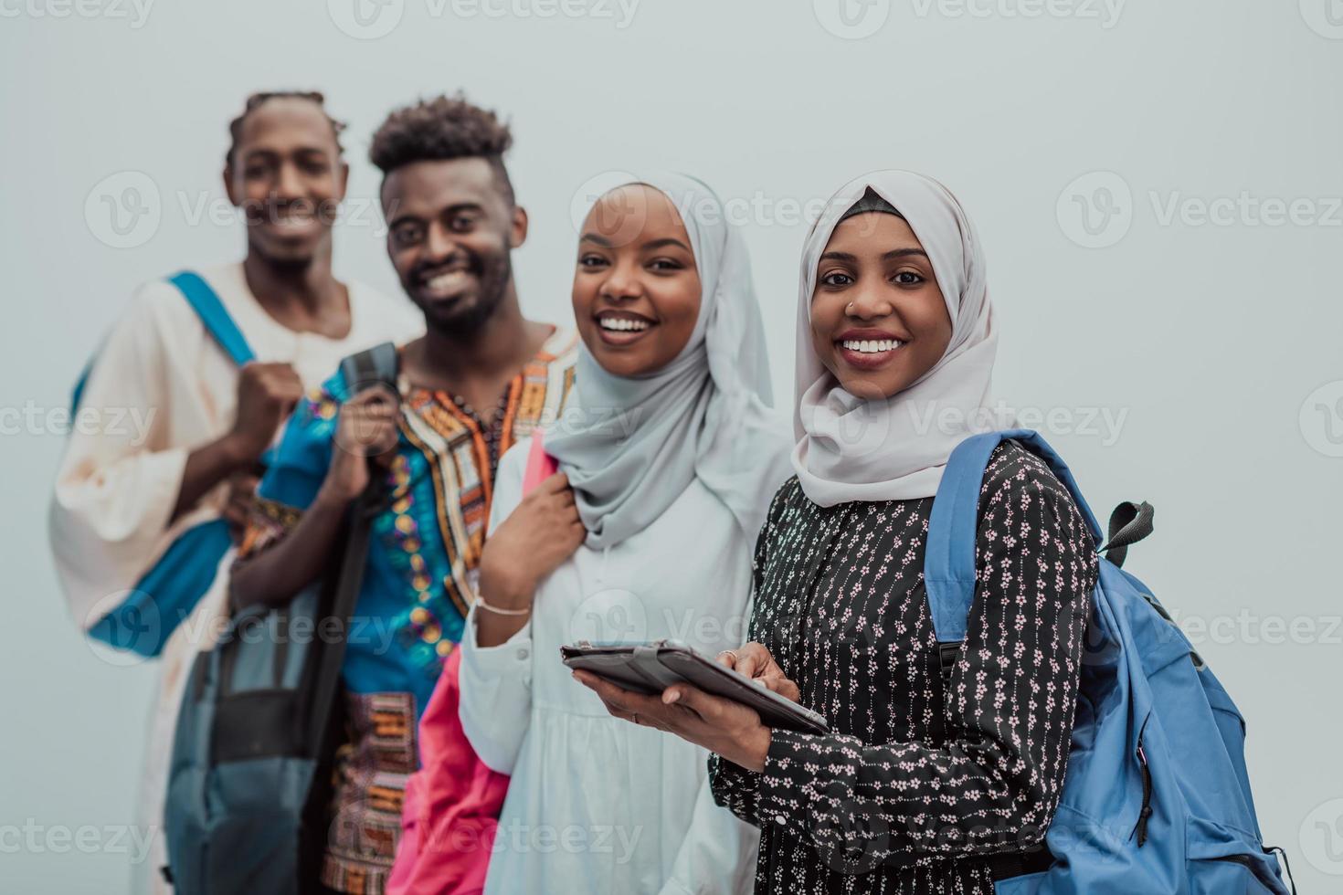foto de um grupo de estudantes africanos felizes conversando e se reunindo trabalhando em trabalhos de casa meninas usando o tradicional hijab muçulmano sudanês