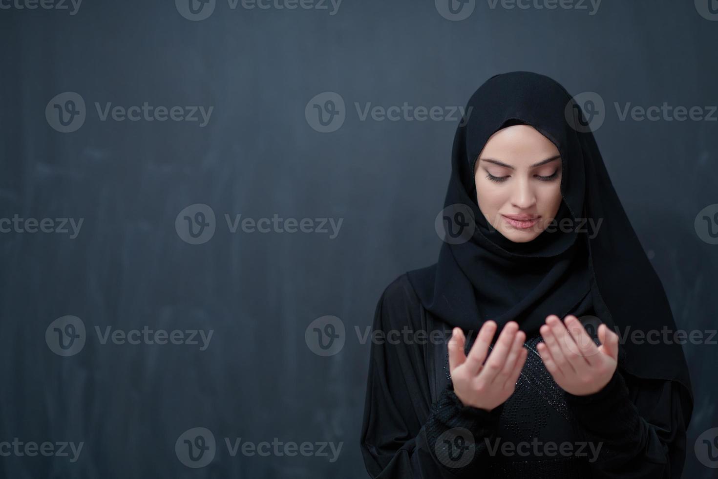 retrato de jovem muçulmana fazendo dua foto