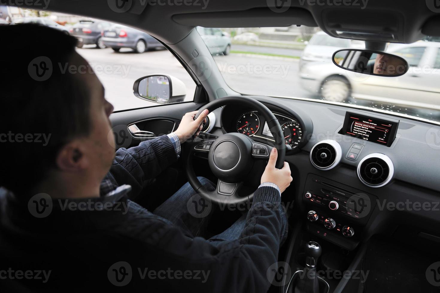 homem usando navegação de carro foto