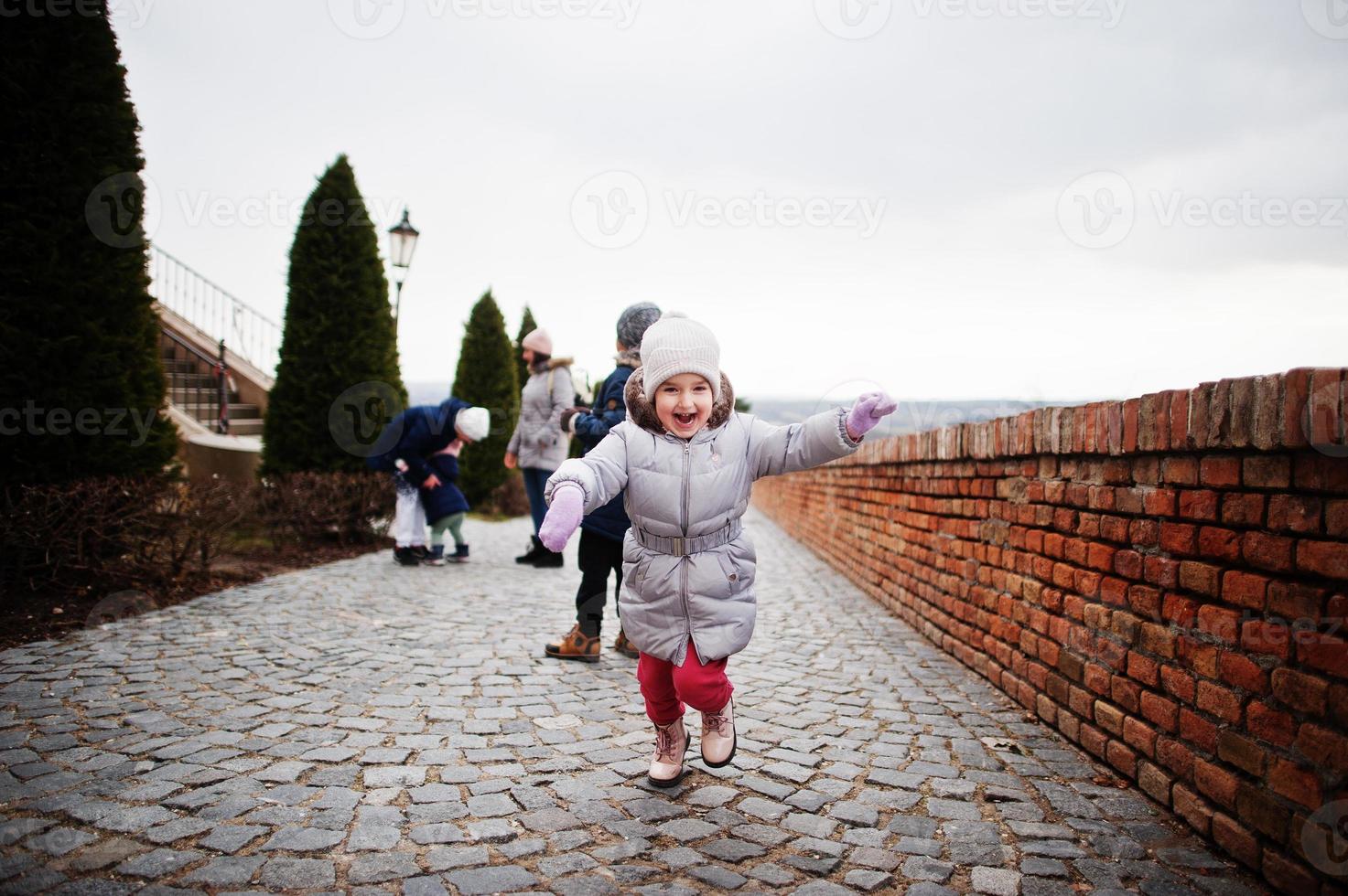 garota no castelo histórico de mikulov, moravia, república tcheca. velha cidade europeia. foto