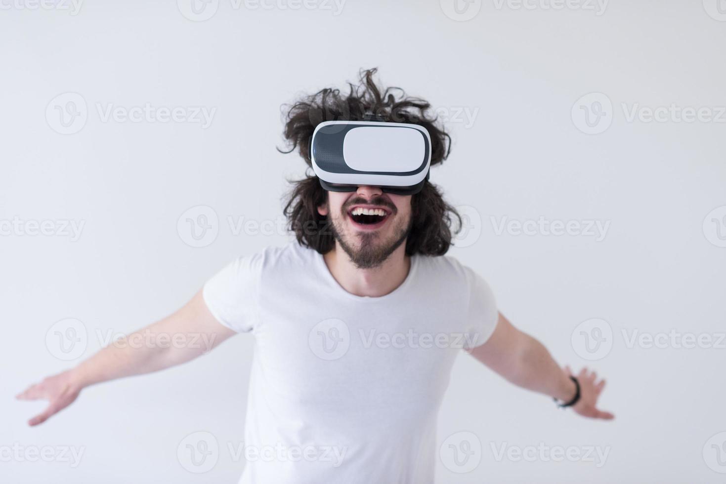 homem usando fone de ouvido de realidade virtual foto