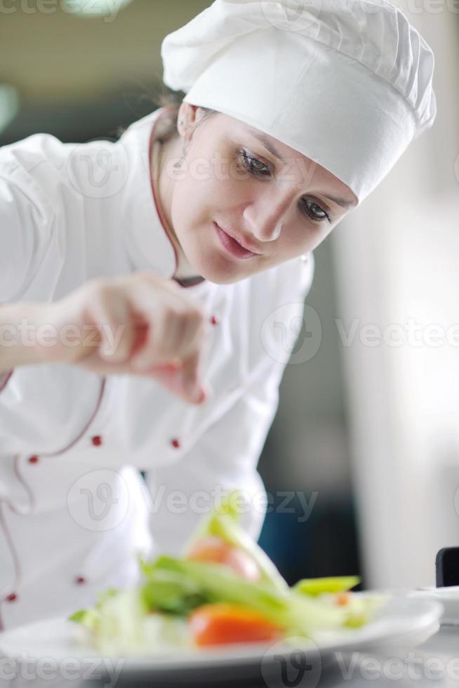 chef preparando a refeição foto