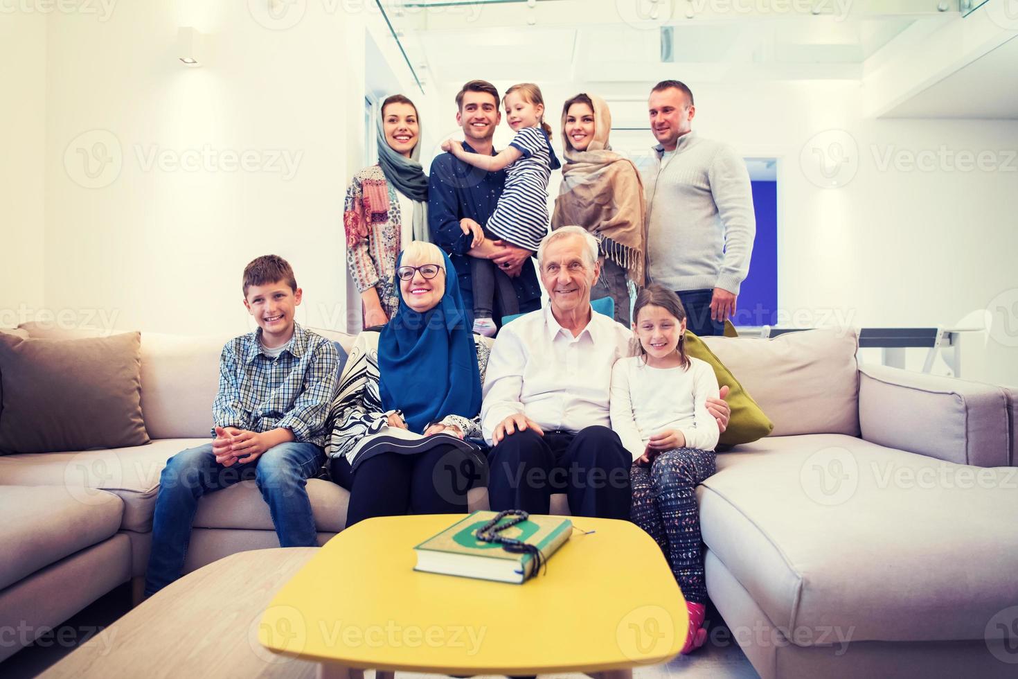 retrato de família muçulmana moderna feliz foto