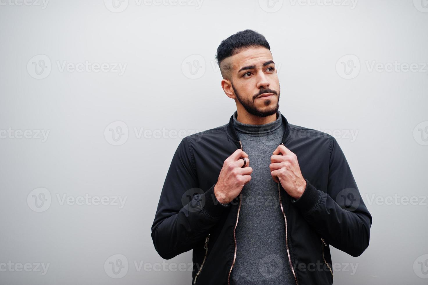 retrato de homem de barba árabe elegante usar gola alta cinza e jaqueta preta. cara modelo árabe contra parede de aço. foto