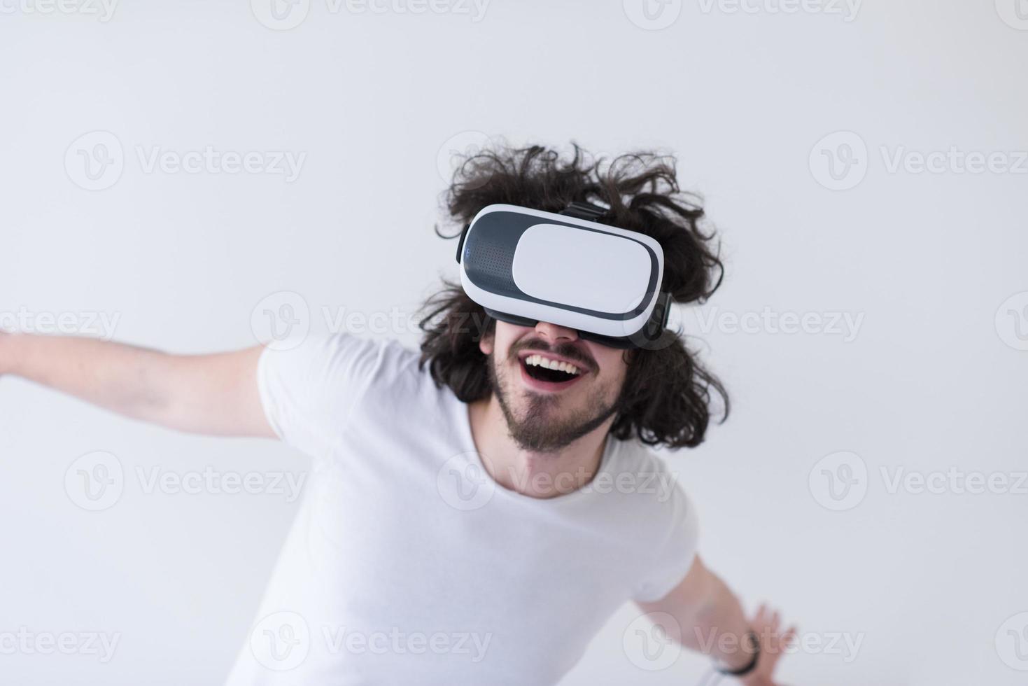 homem usando fone de ouvido de realidade virtual foto