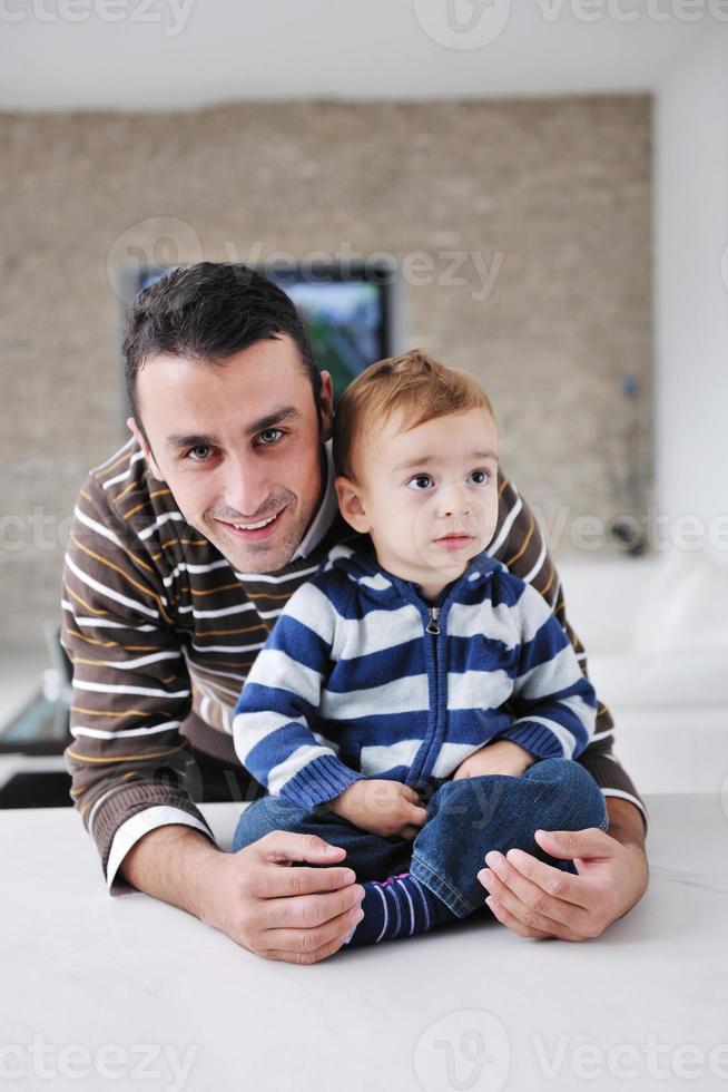 feliz jovem família se diverte em casa foto