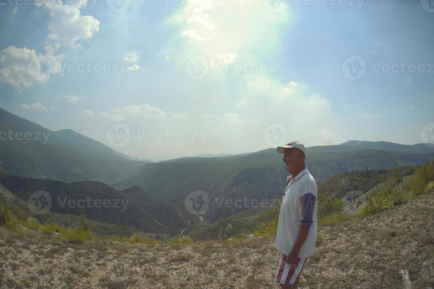 senoir alpinista masculino foto