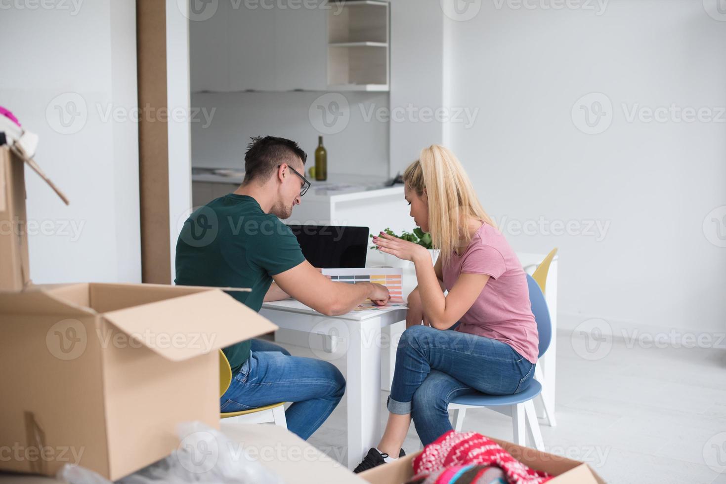 jovem casal se mudando para uma nova casa foto