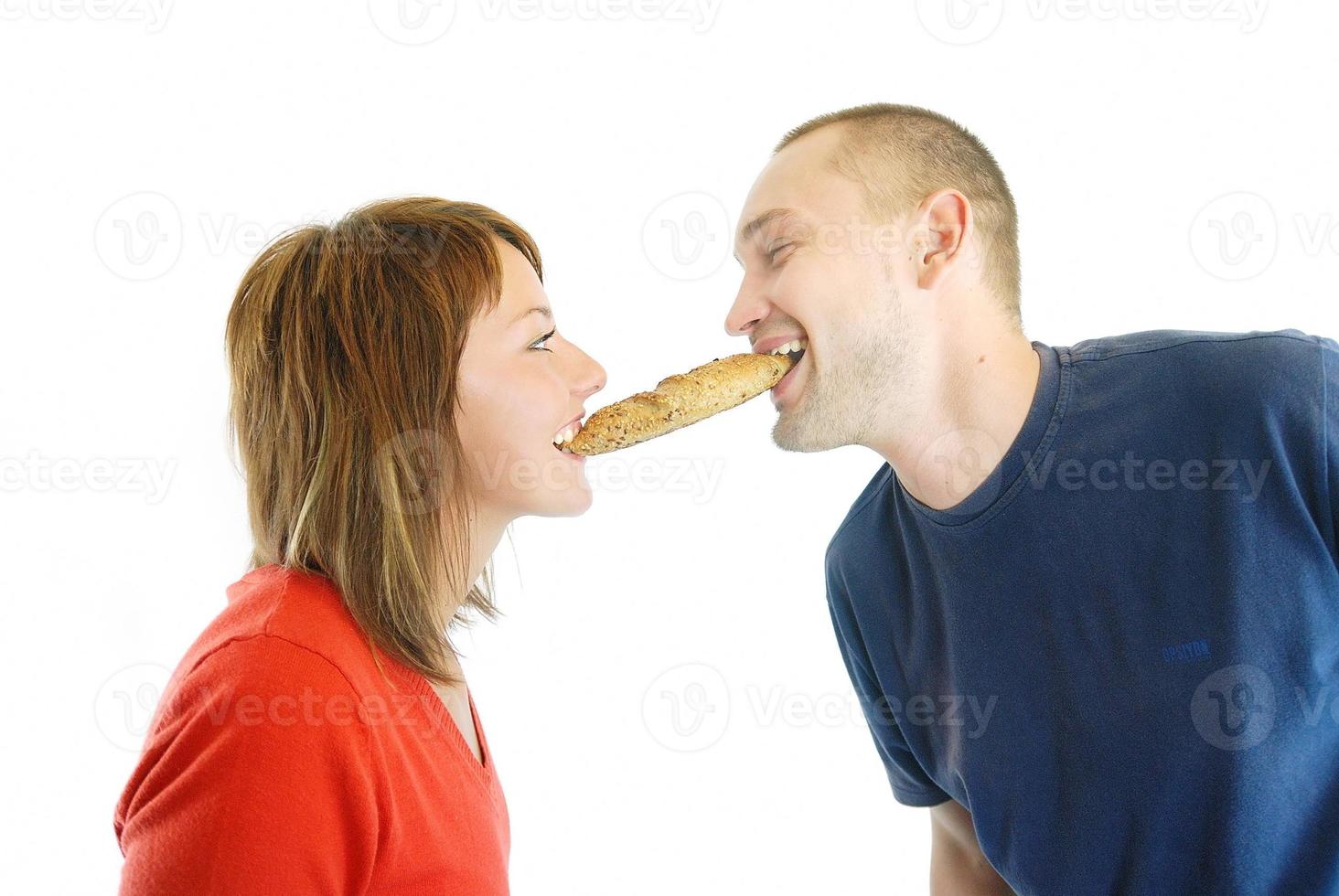 casal feliz comendo croissant foto