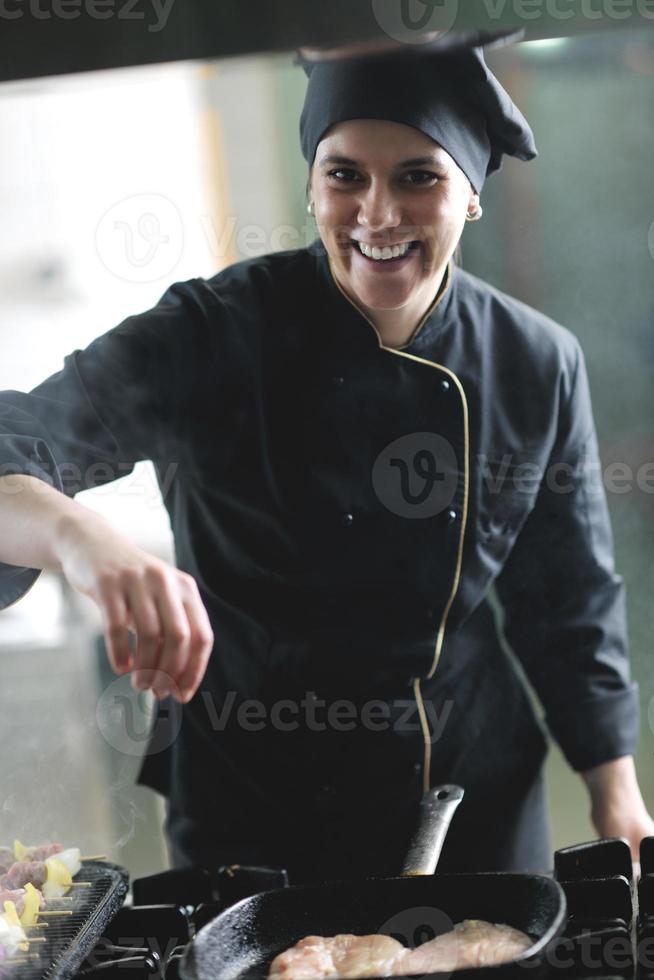 chef preparando a refeição foto