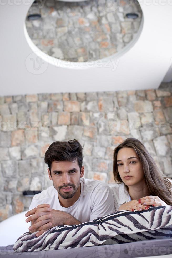 casal relaxa e se diverte na cama foto