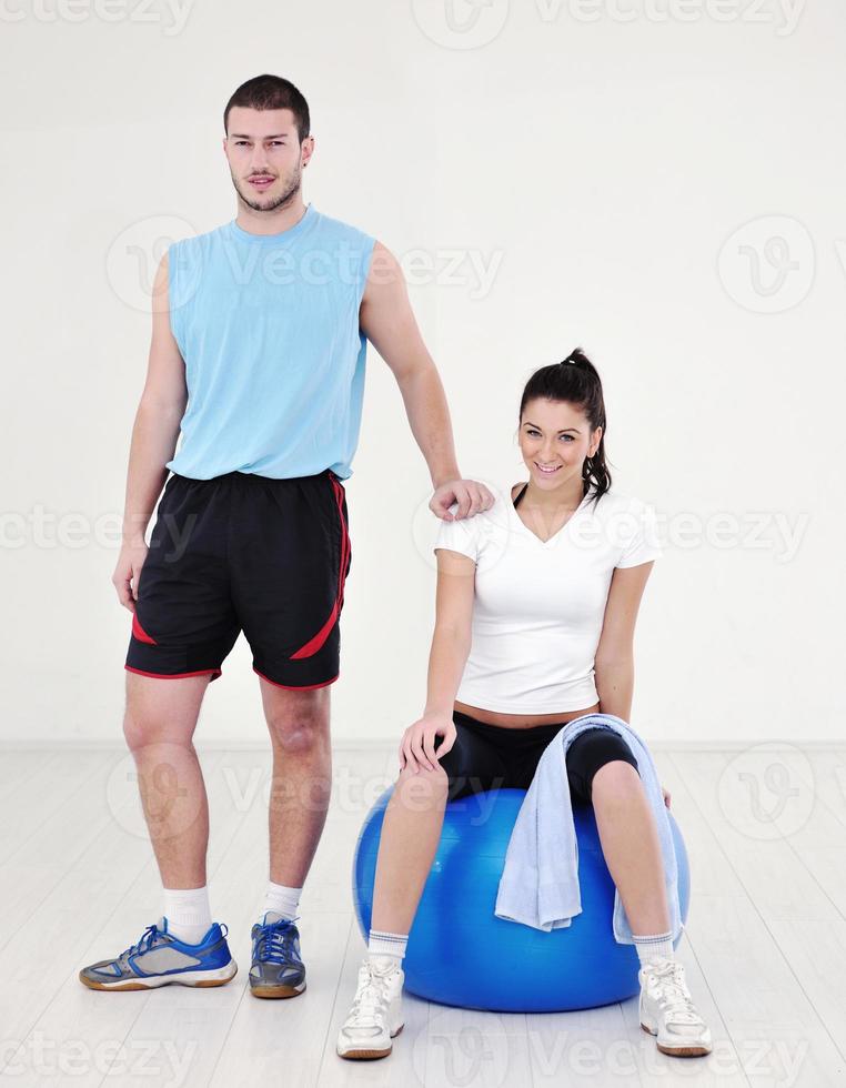 feliz casal jovem treino de fitness e diversão foto