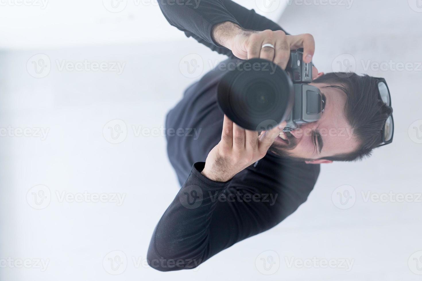 jovem fotógrafo tira fotos com câmera dslr