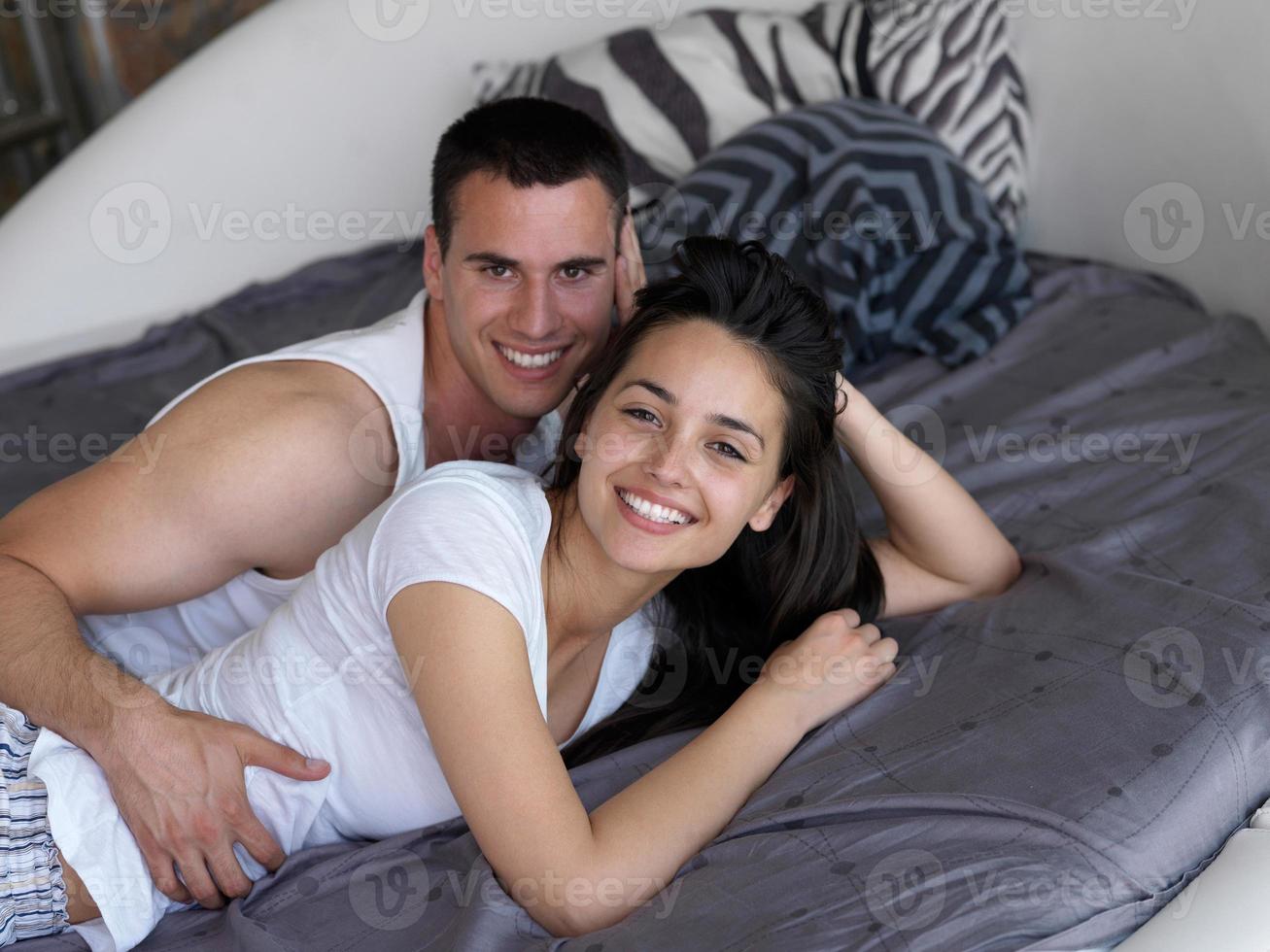 casal relaxa e se diverte na cama foto