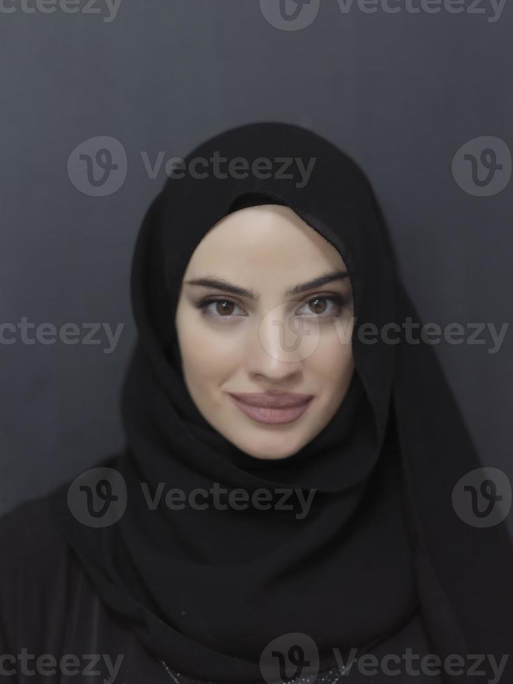 retrato de jovem muçulmana vestindo hijab foto