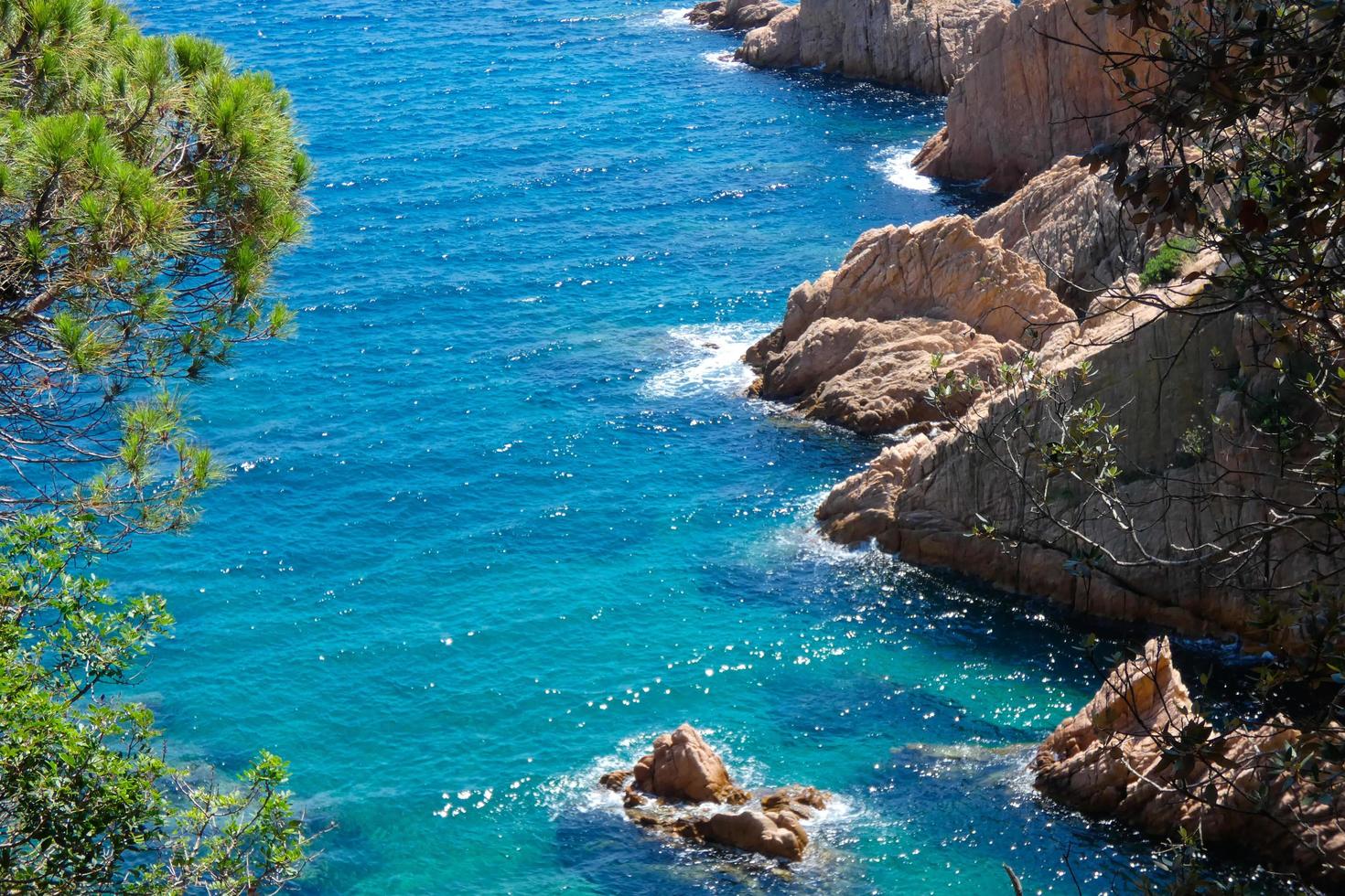 costa acidentada, costa mediterrânea na costa brava catalã, sant feliu de guixols foto