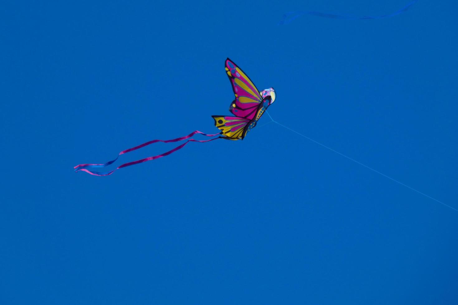 pipa colorida voando sob o céu azul foto