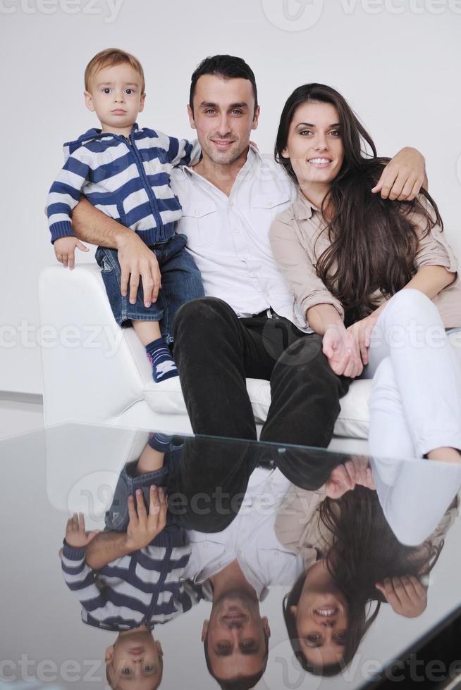 feliz jovem família se diverte em casa foto