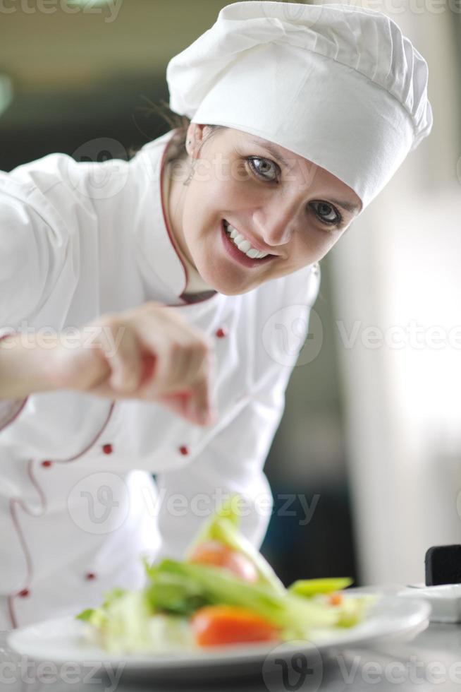 chef preparando a refeição foto