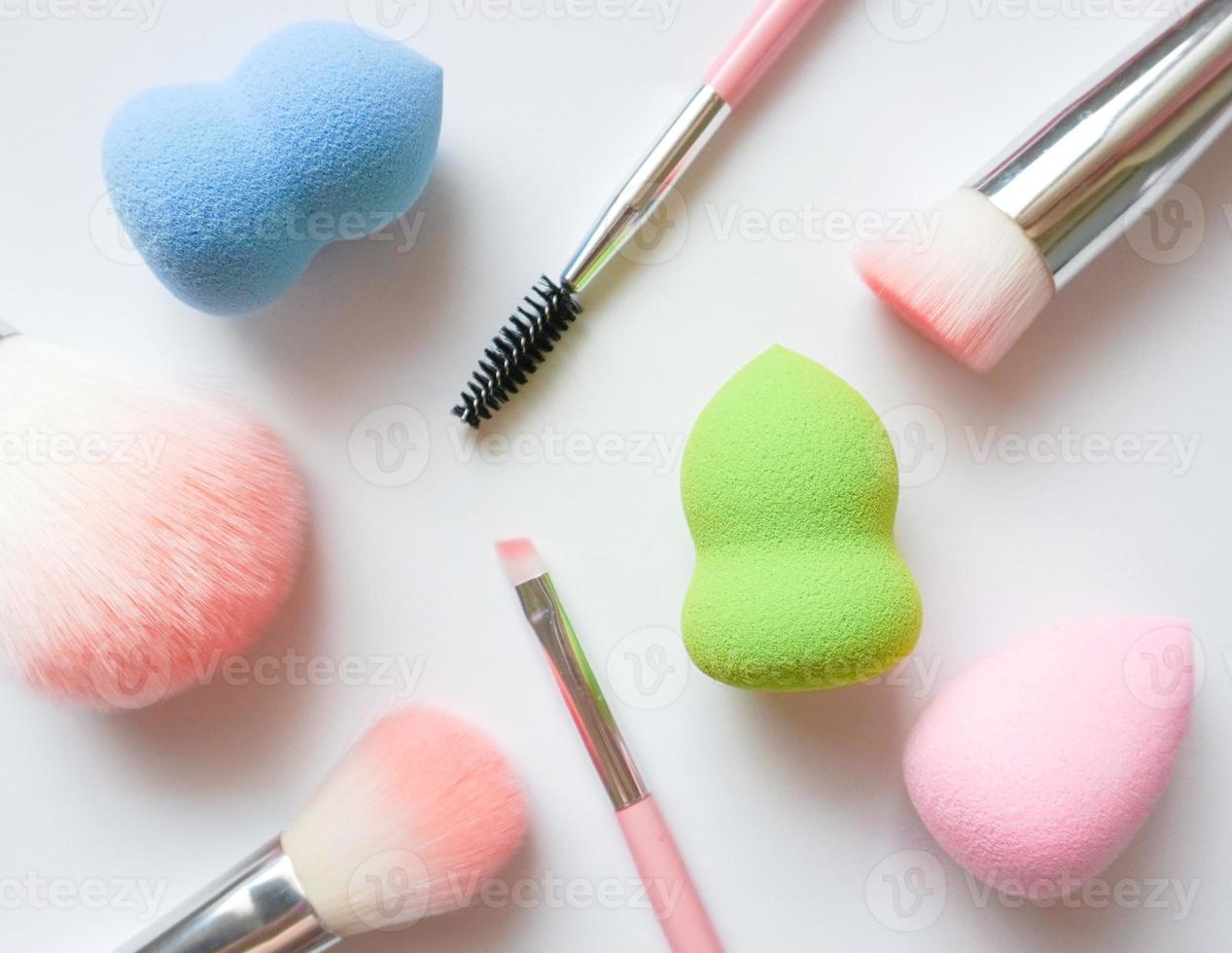 aplicadores de maquiagem profissional e ferramentas, esponjas e pincéis em fundo branco foto
