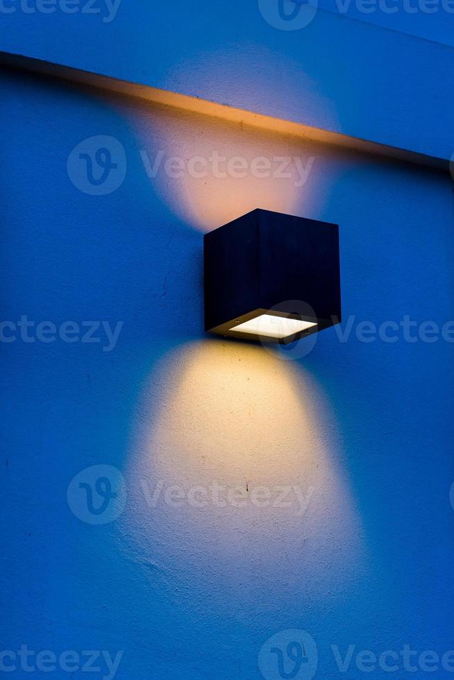 lâmpada de parede moderna à noite foto