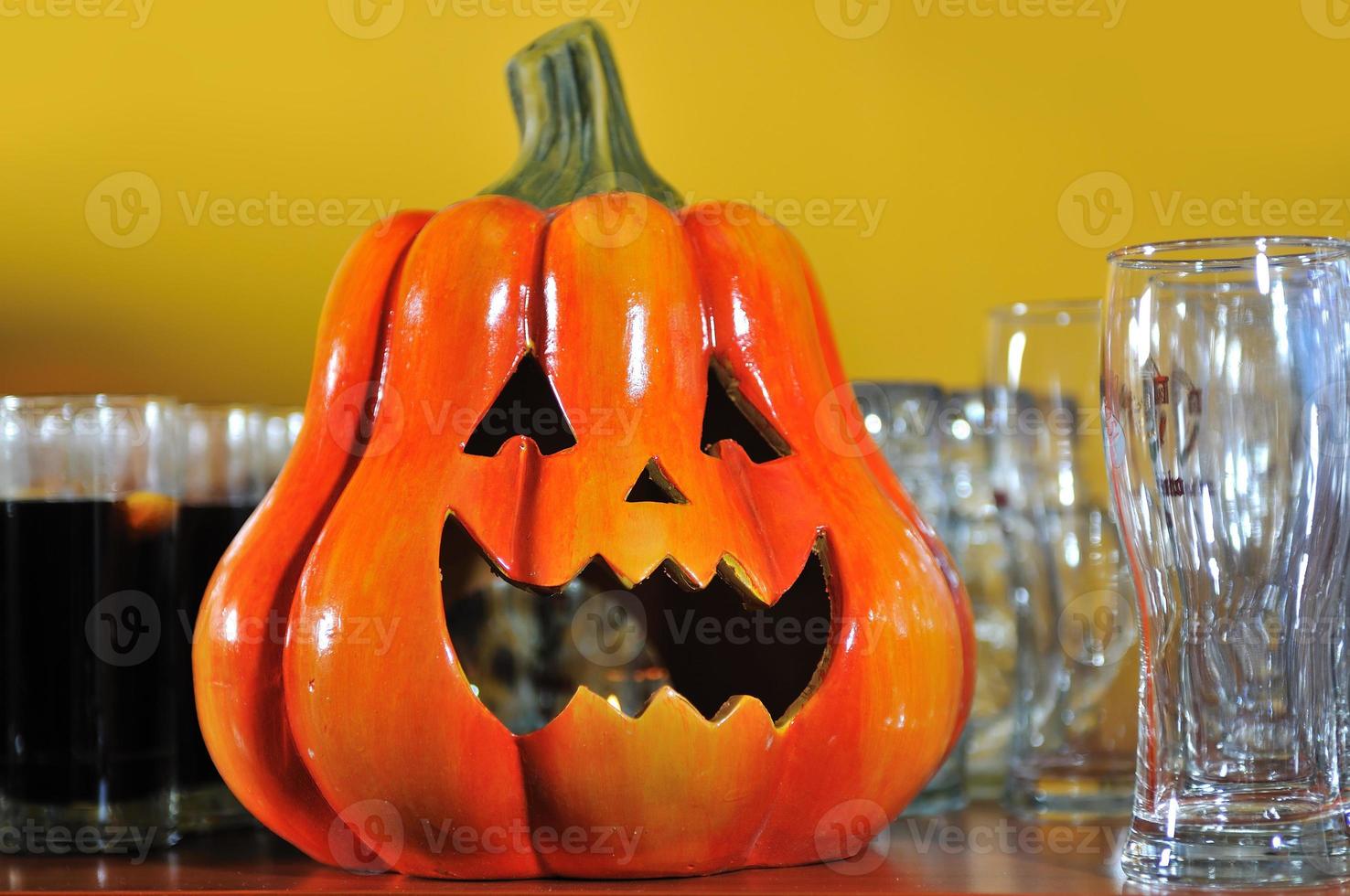 festa de halloween abóbora e taças de vinho close-up foto