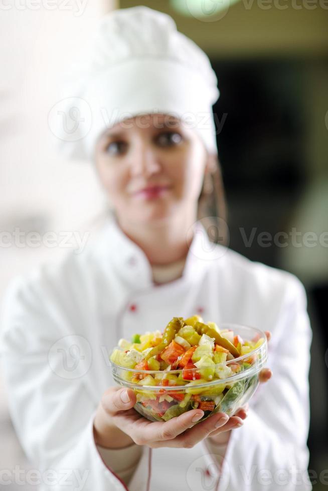 chef preparando a refeição foto