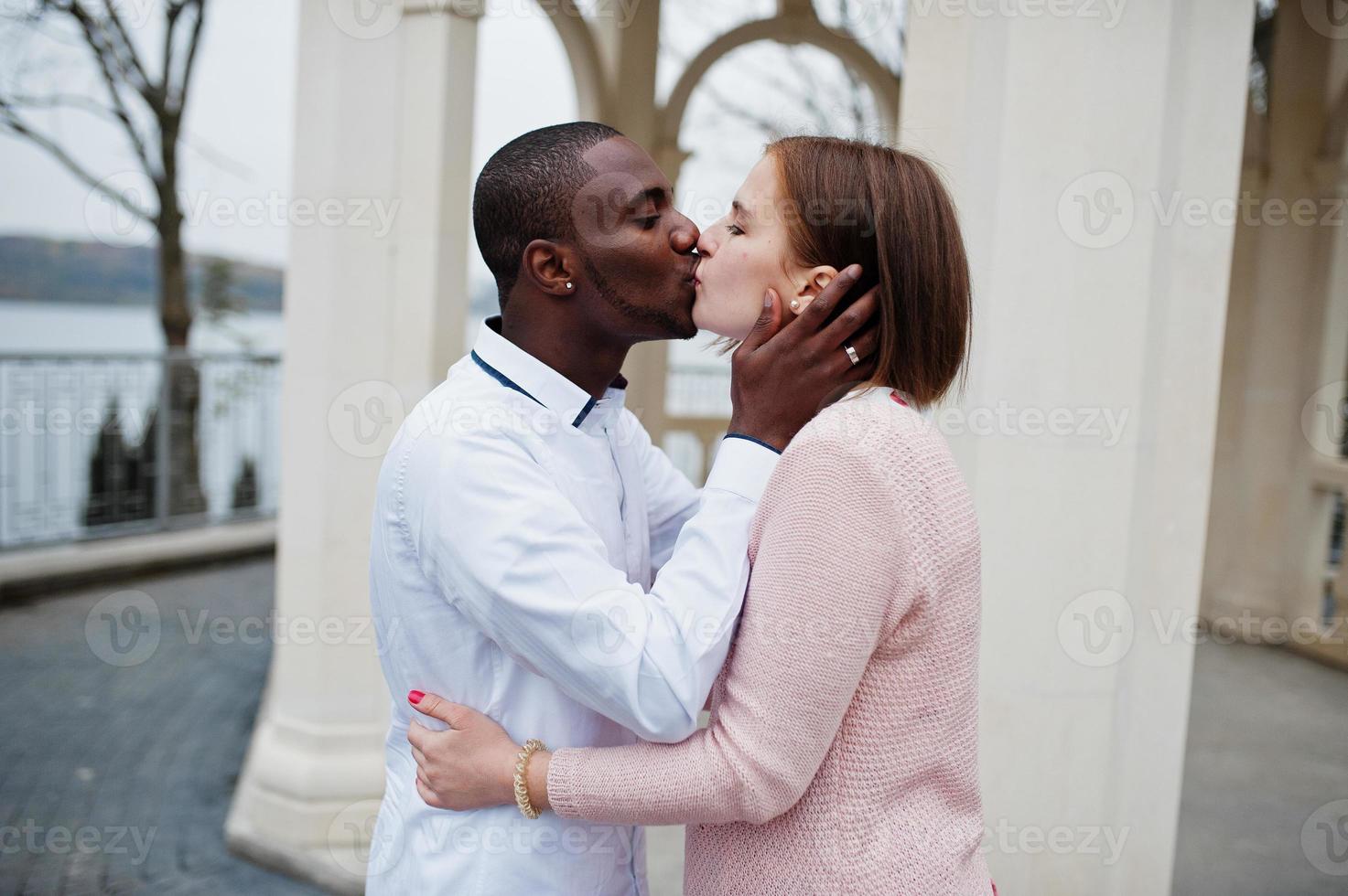 feliz casal multiétnico na história de amor. relacionamentos de homem africano e mulher branca europeia. foto