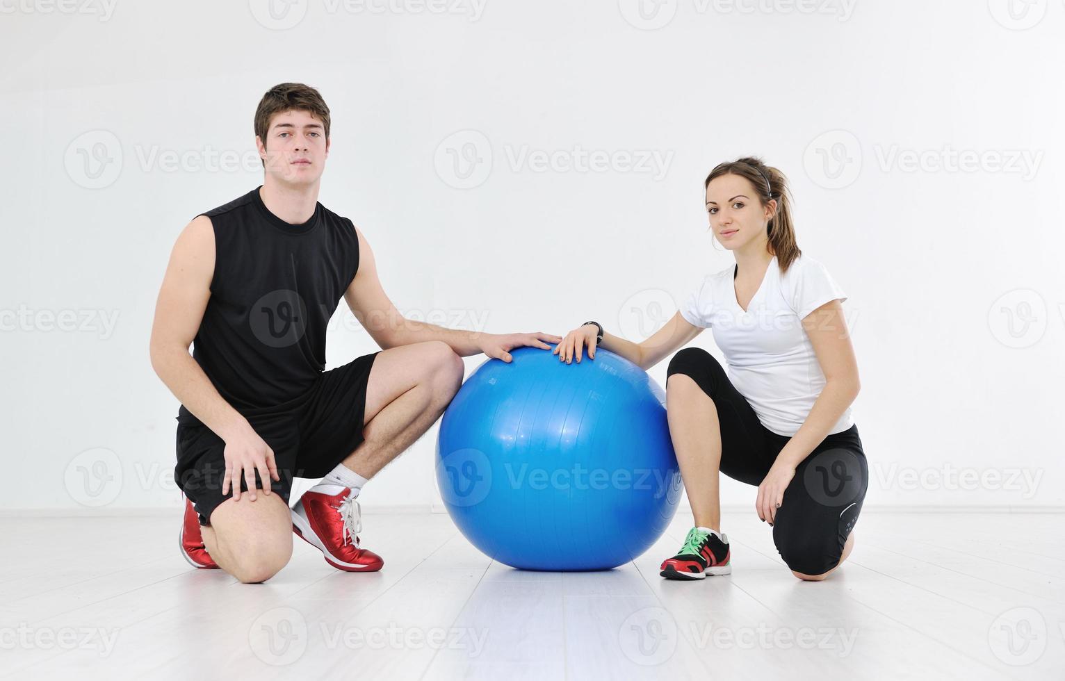 feliz casal jovem treino de fitness e diversão foto