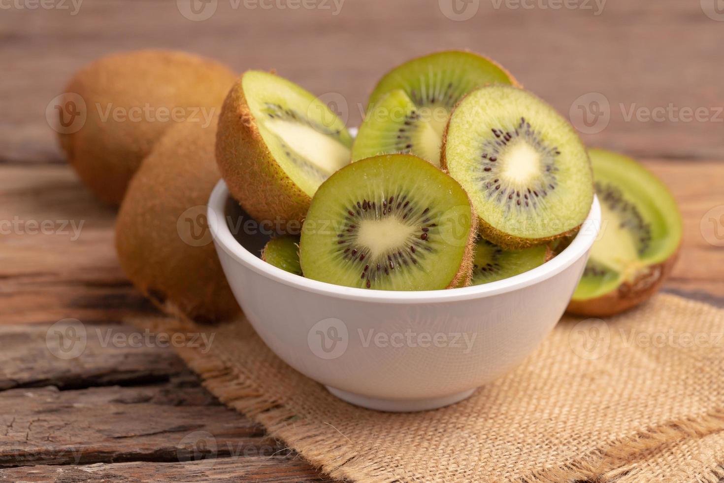 fatia de kiwi fresco na tigela branca foto