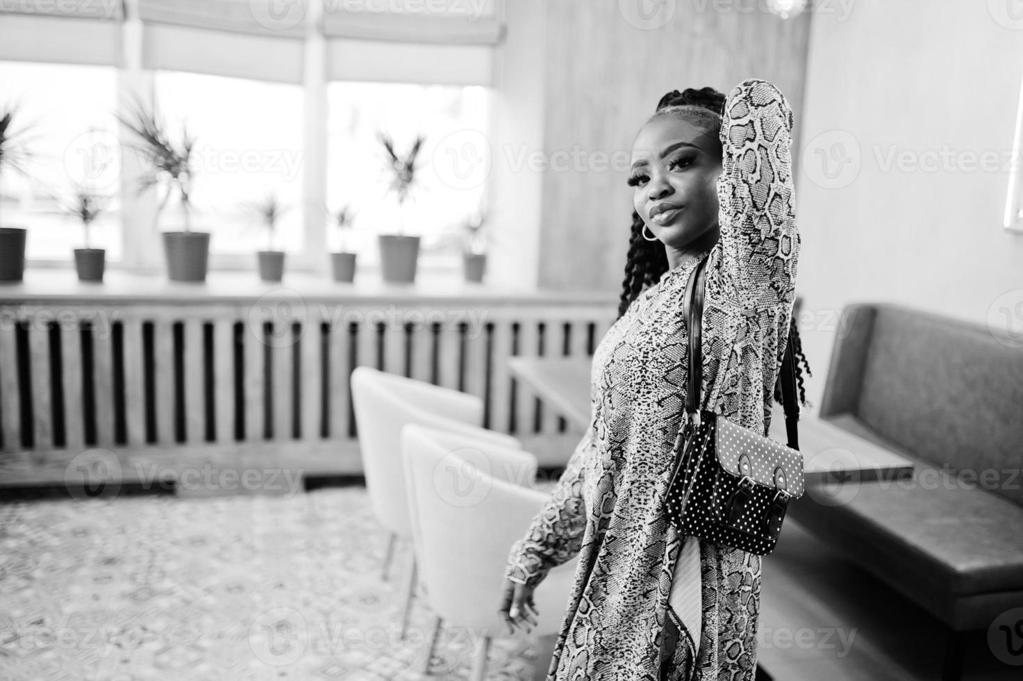 jovem elegante mulher afro-americana posar no café. foto