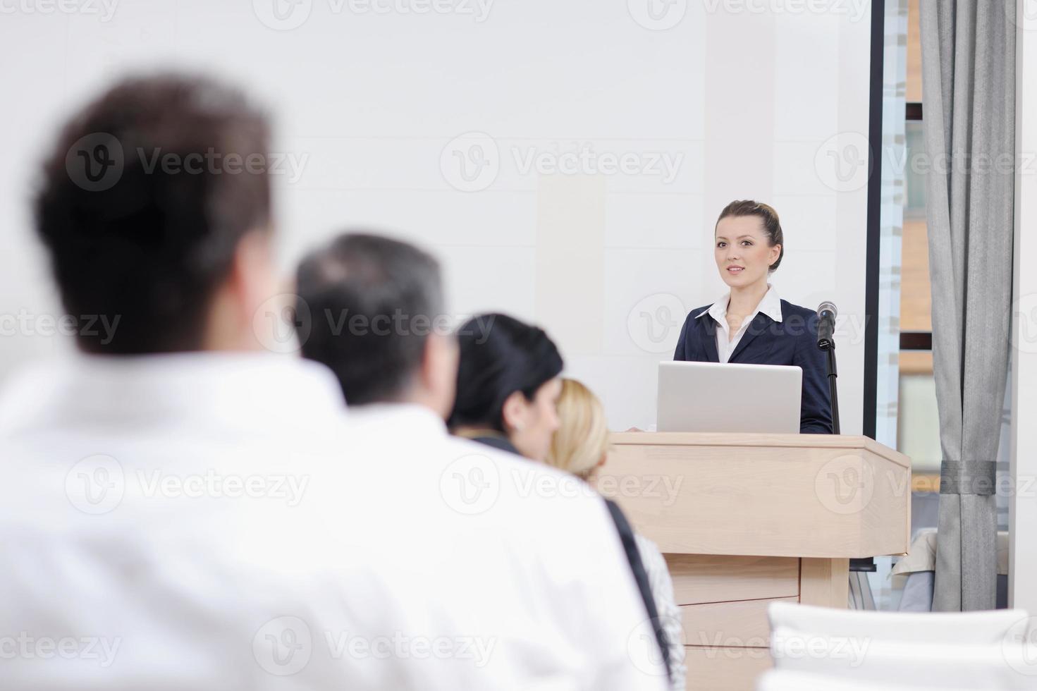 mulher de negócios, dando a apresentação foto